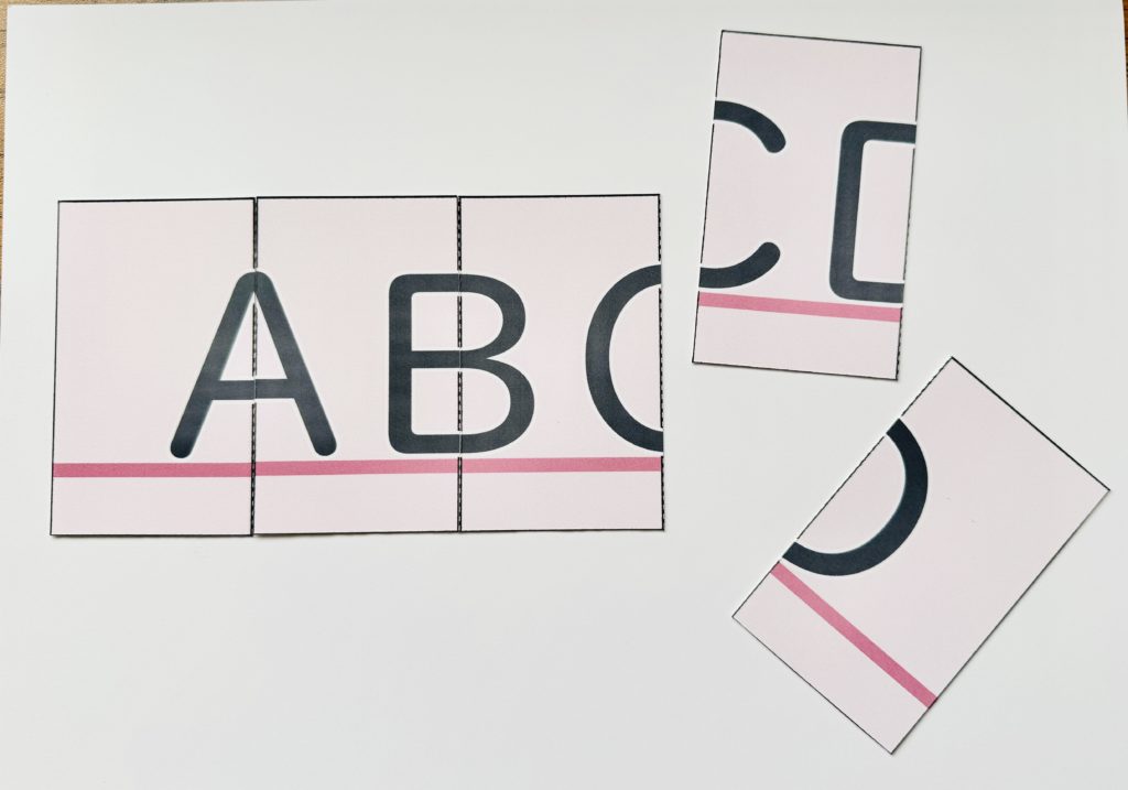 画像：耳からの記憶が苦手でABCソングだけではアルファベットの順番が覚えられない子向け、アルファベットの順番が遊びながら覚えられる「アルファベットパズル」の説明画像。