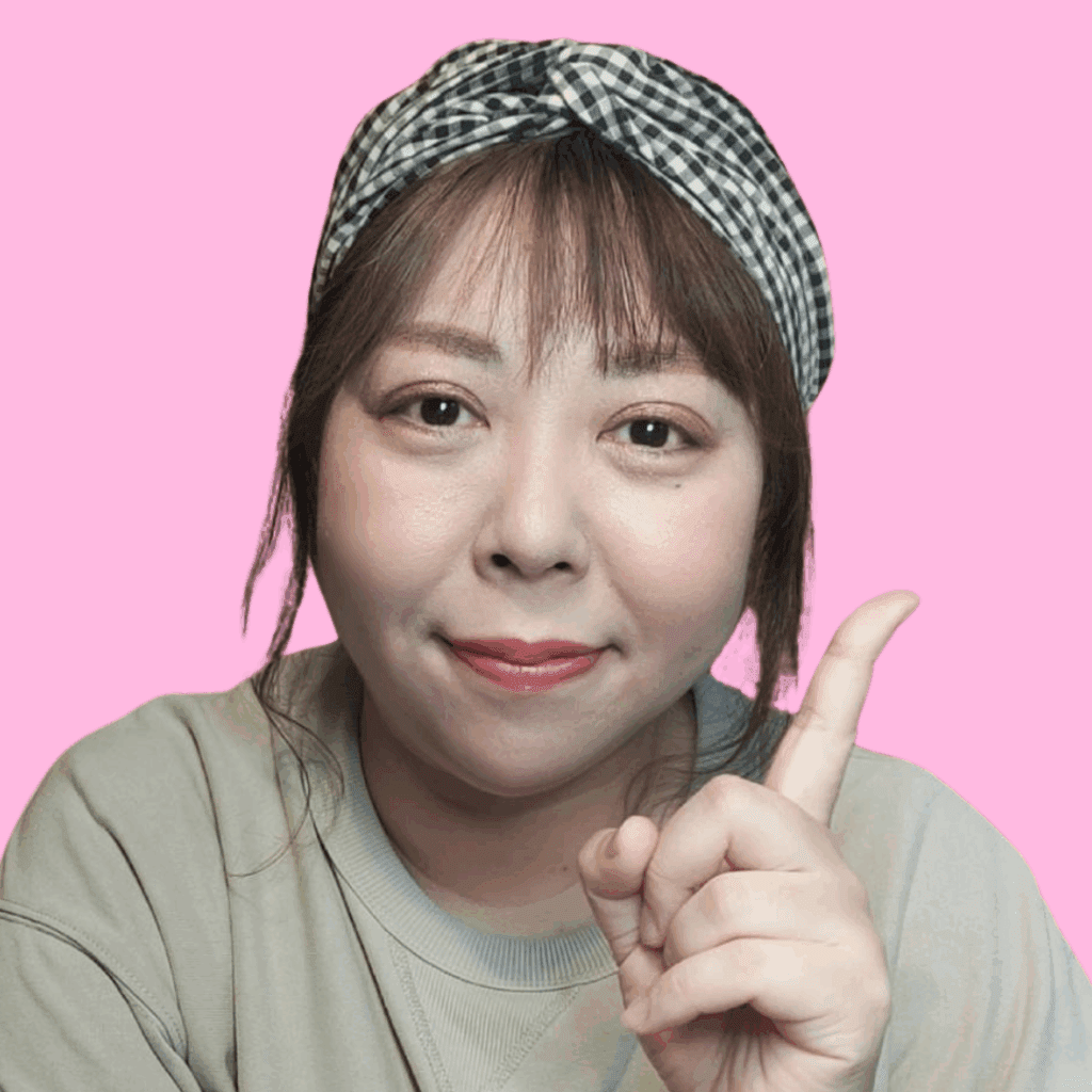 プロフィール画像：井手愛子（チャンヌ）。不登校児や学習障害（LD）をはじめとした発達障害の子どもやその保護者を支えるデキルバの英会話講師、多様性を伝える講演家、凸凹ありの２児の母。同性パートナーと子ども（高1、小4）の4人家族。自身のADHD、ASD特性や凸凹っ子の子育てについても発信。著書『苦手さのある子も夢中になる英語遊び＆教材アイデア』他講演多数。